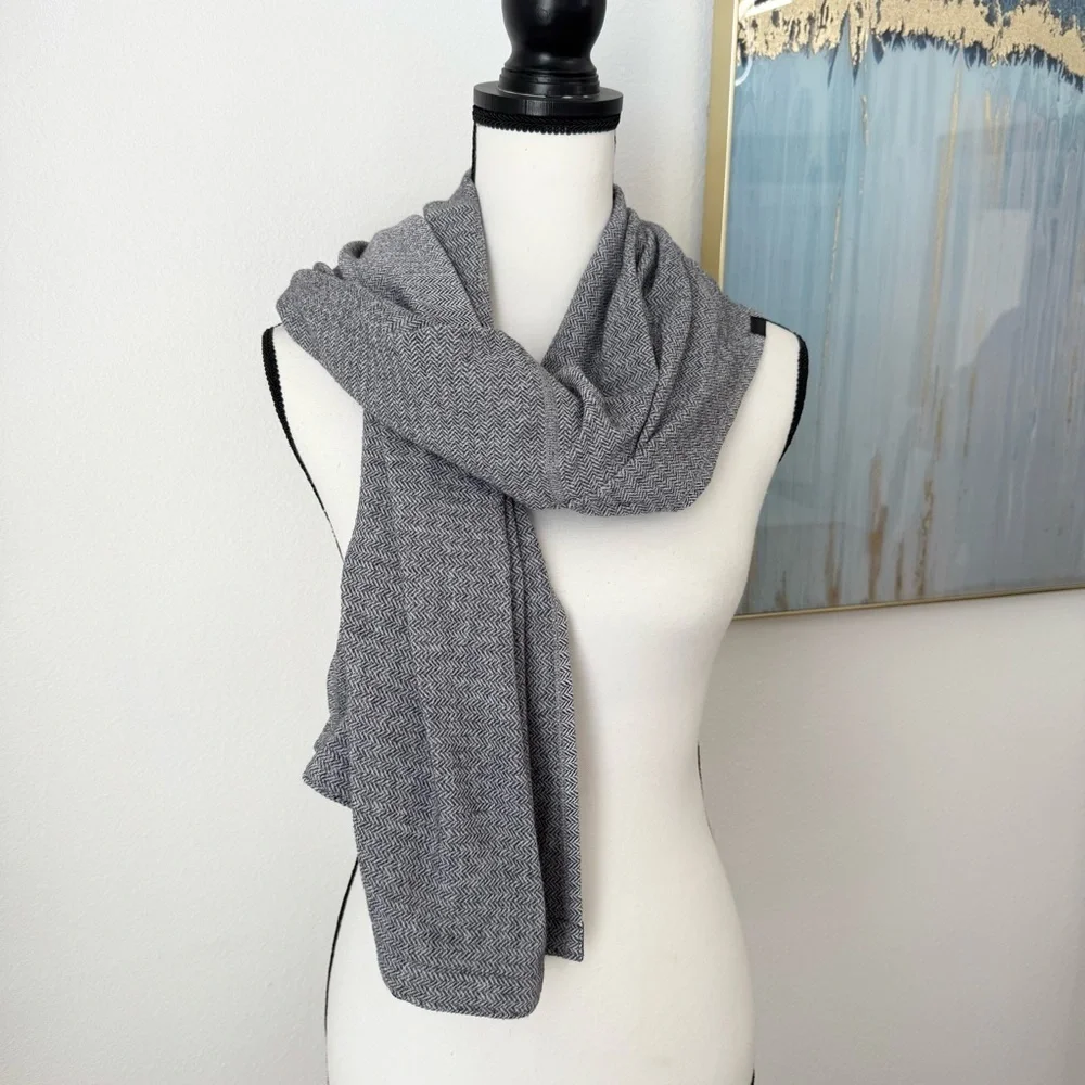 Lululemon Vinyasa Scarf Womens Light Gray Soft Arrow/Chevron Pattern Snap On